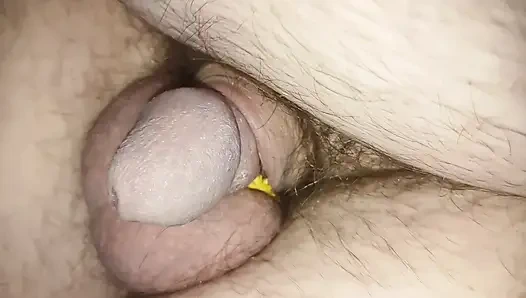 Şişman adam kadınları eğlendirmek için küçük yarakla sansürsüz bir şekilde boşalmalı