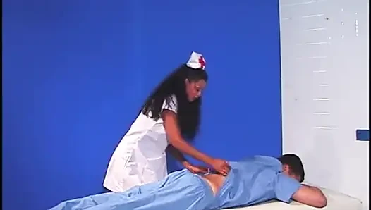 Kırmızı topuklu hemşire aletini emmek için seksi hasta delikanlının üstüne çıkıyor