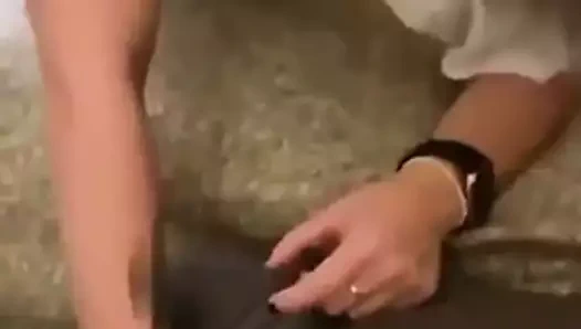 Başka bir adamdan hoşlanırken karısının elini tutmak