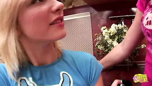 Çok ateşli sarışın ve esmer lezbiyen hatunlar dildoları götlerine ve amcıklarına sokuyor