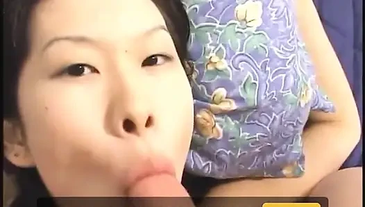 Dövmeli seksi Asyalı kız kendi amını emiyor ve güzel büyük bir yarağı boşaltıyor