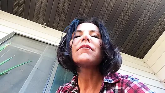 Yüzü tükürüyor ve spor ayakkabımın altında eziliyor (ışık sönüyor!) POV!!