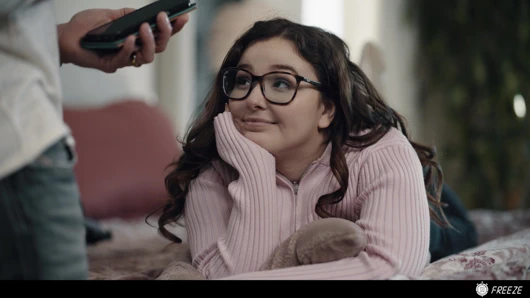 Üvey baba üvey kızını donduruyor ve onu birden fazla yüksek sesle inleyerek orgazm oluyor