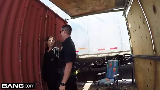 Polisleri boşver - latin kötü kız polislerin aletini emerken yakalandı