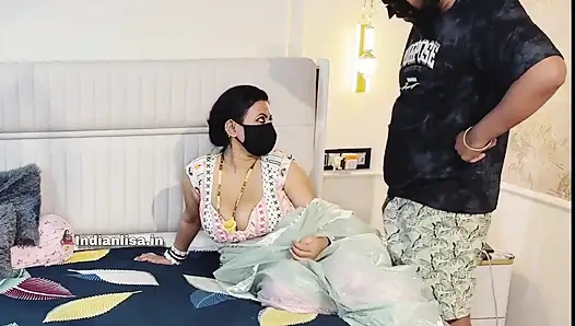 Teyze kavrılmış mangayı alıyor