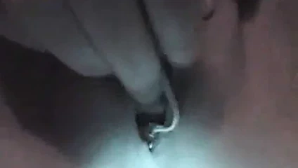 Orgazm olana kadar mastürbasyon yapıyor