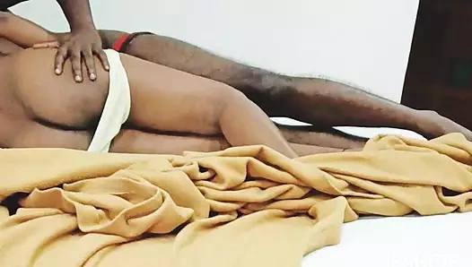 Hintli üniversiteli sütlü kız profesör tarafından kulübede sert amcığı sikiliyor