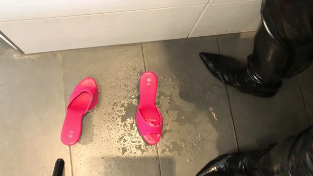 Pembe Yüksek Topuklu Terliklere İşeme ve Boşalma - Kullanıcı İsteği
