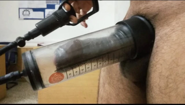 Ofiste büyük bir yarak pompalıyorum.zıplayan büyük göt. Ofiste azgın. Büyük siyah yarağı pompalıyor