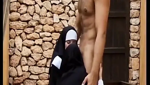 Esmer Alman orta yaşlı seksi hatun iki kadın bir erkek fetişi üçlü grup sekste sikiliyor