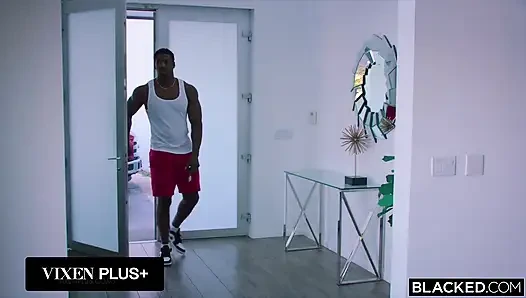 Zenci sikişi büyük zenci karşı çıkmaya çalıştı ama isteği çok güçlüydü