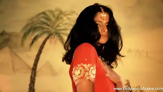 Çıplaklığının gücünü hissediyor