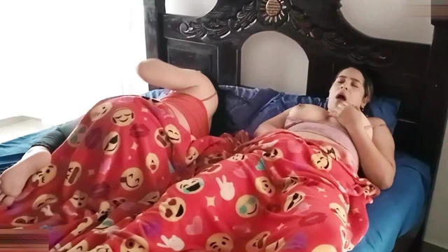 Büyük Asyalı memeler ve büyük doğal memeler lezbiyenler - lesbea - ingilizce porno