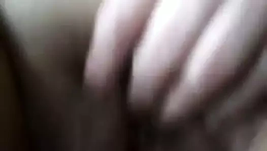 Anneanne çekin ve ovmak ona kaşıntılı ve dik delik