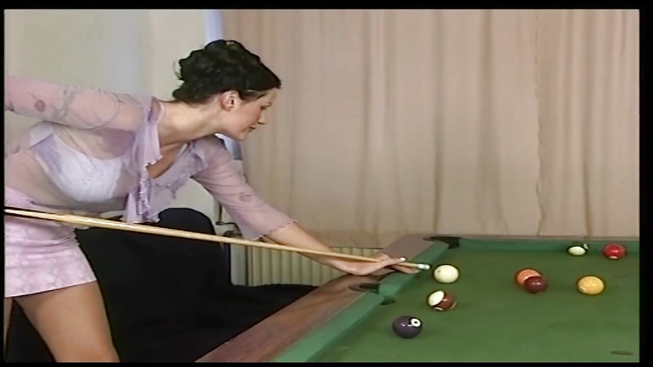 Üçlü grup seks bilardo masasında götten sikişiyor