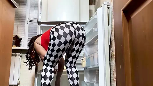 Muhteşem götlü olgun bir ev hanımı eğildi ve anal sikildi