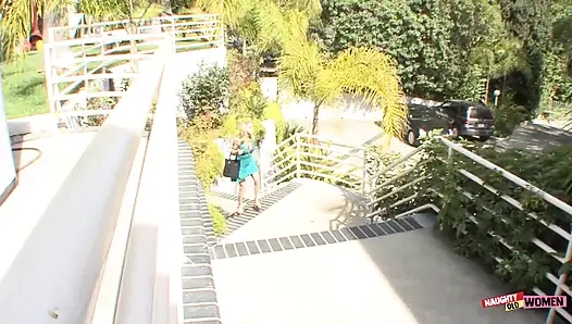 İki hassas kız harika bir lezbiyen seks sahnesinde öpüşüyor, dokunuyor ve birbirini sikiyor