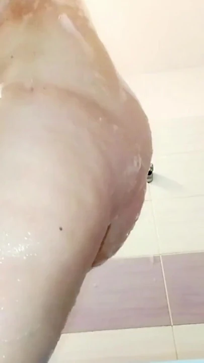 Amatör çift banyo yapıyor, evli kadın kıllı amcık, büyük göt, büyük memeler. | Klip 3