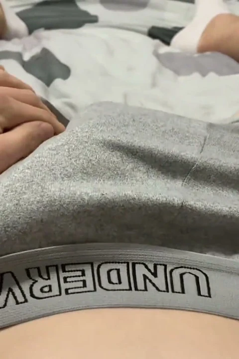 18 yaşındaki twink ellerini kullanmadan iç çamaşırıyla geldi