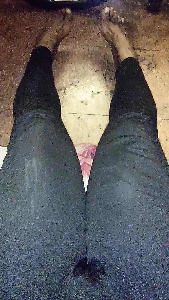 Uzun bacaklı kalın uyluklar güzel ayaklar femboy alt ayak fetişi