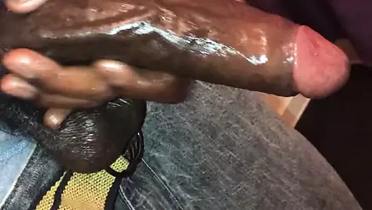 Sıska büyük bir çük ile (bbc vazelinle mastürbasyon yapıyor)