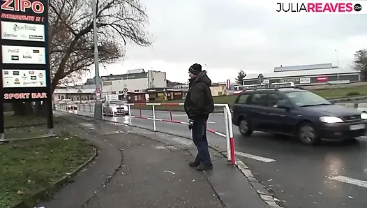 Azgın hatun ayak yolu boyunca sert sikildikten sonra göğüslerine boşalıyor