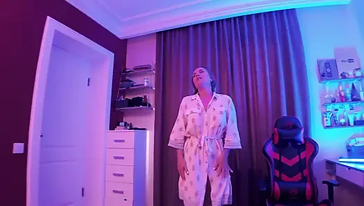Yatak odasında genç bir çiftin vahşi sevişmesi