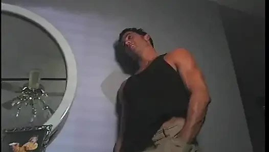 Ateşli memeli seksi sürtük erkeklerin yarağına derin ve sert biniyor
