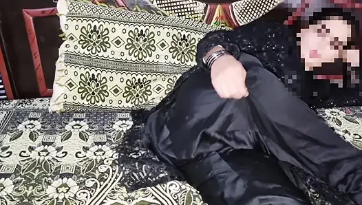 Melek kız sert yarağımı okşuyor ve ıslak amcığını gösteriyor ve sonra tam doğum günü takım elbisesiyle parçalanıyor
