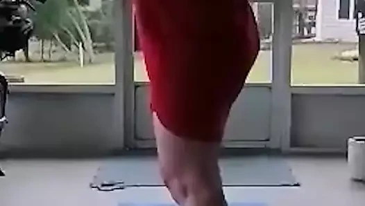 Büyükanne mommavee çıplak yoga yapıyor!