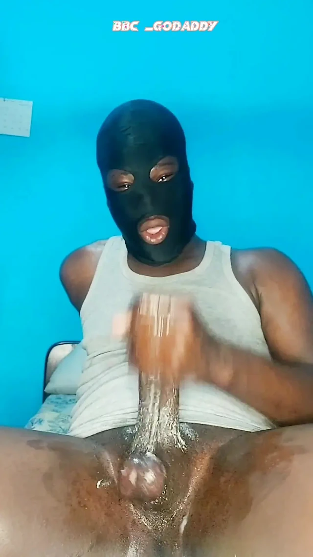 Azgın zenci büyük yarak bacaklarını kaldırıyor ve 31 çekiyor