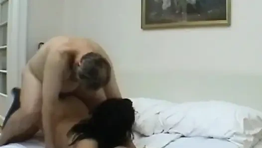 Yaşlı ve genç amcık yarakla sikişiyor