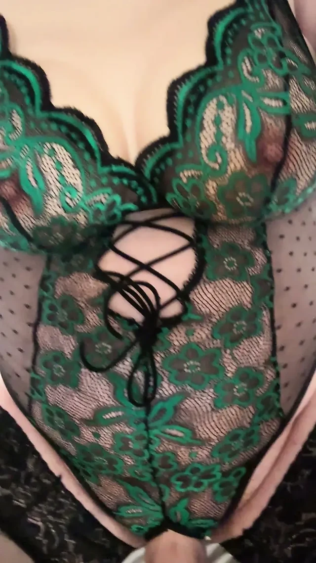 seksli iç çamaşırı ve siyah çorap giyen sissy crossdresser harika bir otuzbir çekiyor