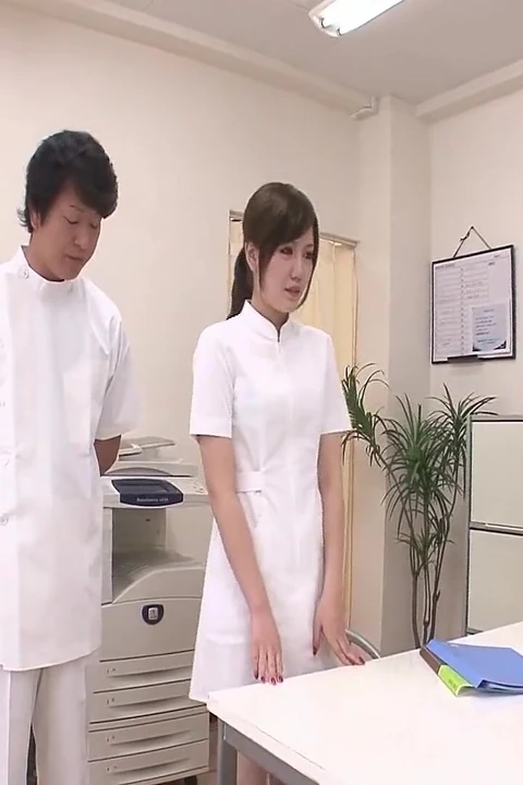 Японской медсестре ее заросли два доктора в больнице
