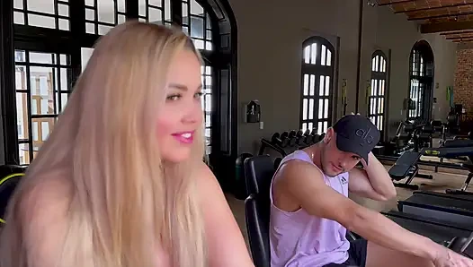 Sarışın jimnastikçi kızın büyük bir götü ve büyük göğüsleri var - Marian Franco