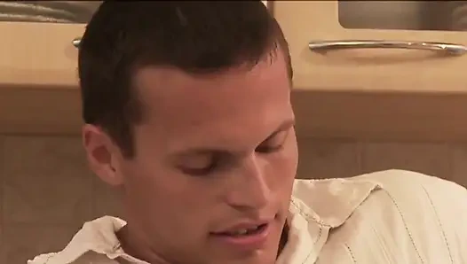 Kaslı erkekler Jan Novotny sabah sütünü alıyor.. Joey Intenso ve Giacomo ile birlikte.