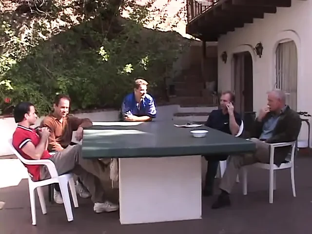 Azgın siyah saçlı güzel kız havuz başında dört adamı emiyor ve sikiyor