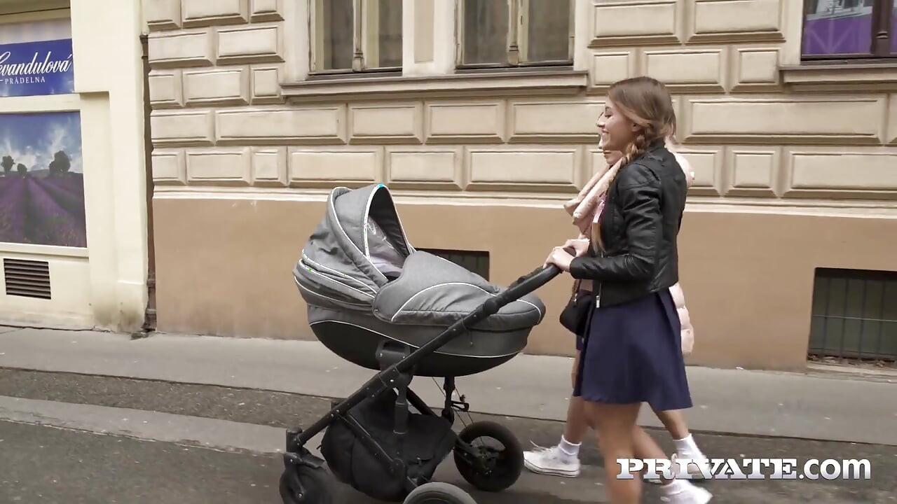 Yuvarlak götlü sürtük Belle Claire erkeğiyle sikişiyor