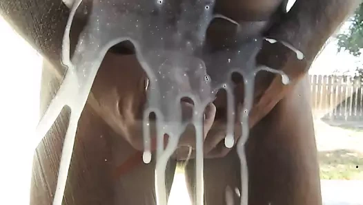 Çıplak olgun adam sürgülü cam kapıya cumming.