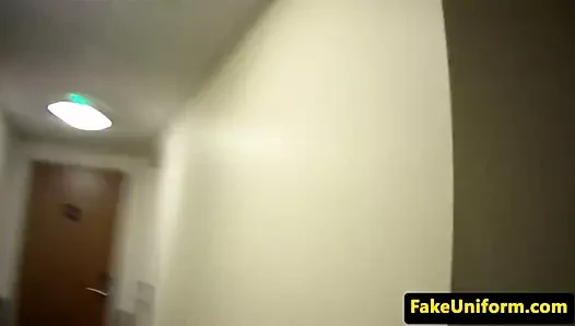 İngiliz bebek polis memurları tarafından tükürüldü