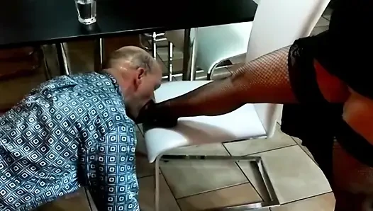 Büyük memeli Fransız sarışın genç erkek avcısı sert sikiliyor