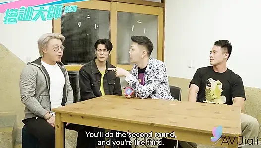 Ateşli dövmeli piliç, Yaner, kulübün banyosunda karşılama sanatçısı tarafından sikiliyor