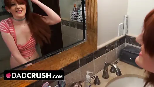 DadCrush - minyon masum kızıl saçlı üvey kız banyoda üvey babasının yarağına şaşırıyor