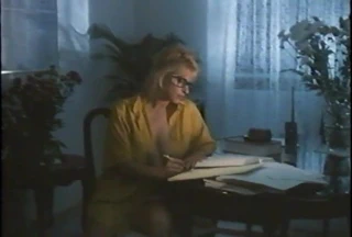 Anne deon - seksi üstsüz kız: oyuncak bebek