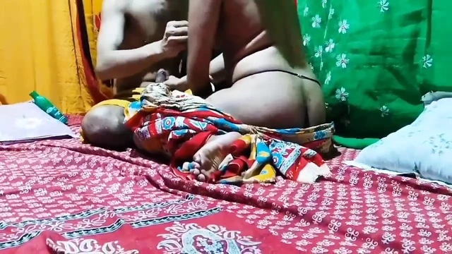 Genç kız mutfakta sıkı amcığını gösteriyor