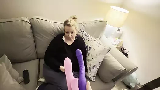 Sadece bir stetpmom bod yarak emdikten ve dildoyla oynadıktan sonra tam döl alıyor