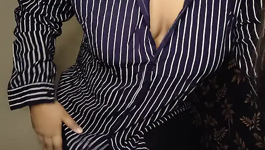 Güzel desi kız porno izleyerek mastürbasyon yaparken kendini tatmin ediyor