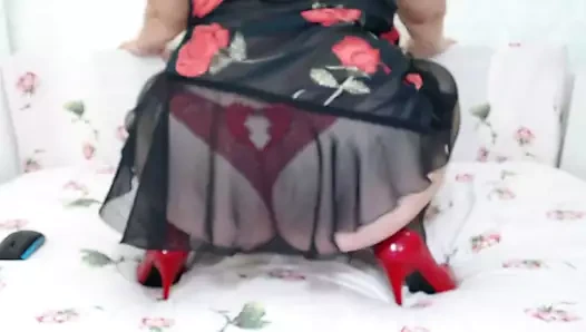 siyah çorap ve kırmızı topuklu olgun güzellik