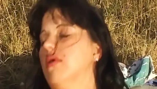 Almanya'dan gelen çiftlik kızı ağzına işiyor