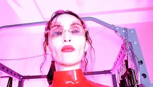 Hakimiyet kırmızı lateks sahibe Eva ateşli bdsm orta yaşlı seksi kadın egemenliği fetişi cbt yarak oyunu